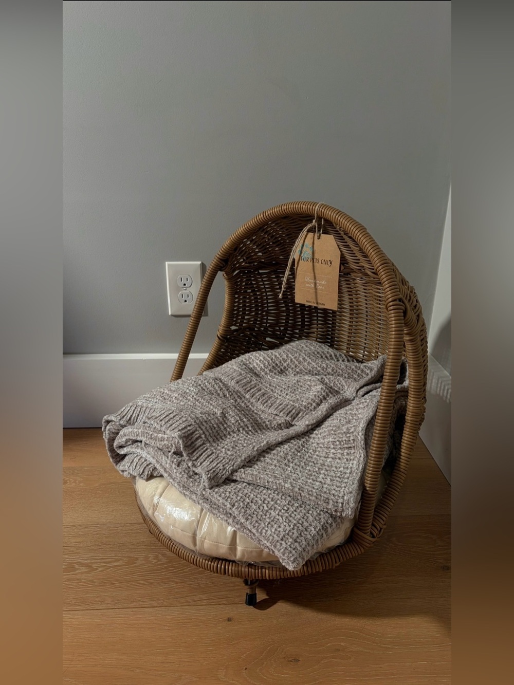Wicker Pet Bed with Cream Cushion - Picture 4 of 4